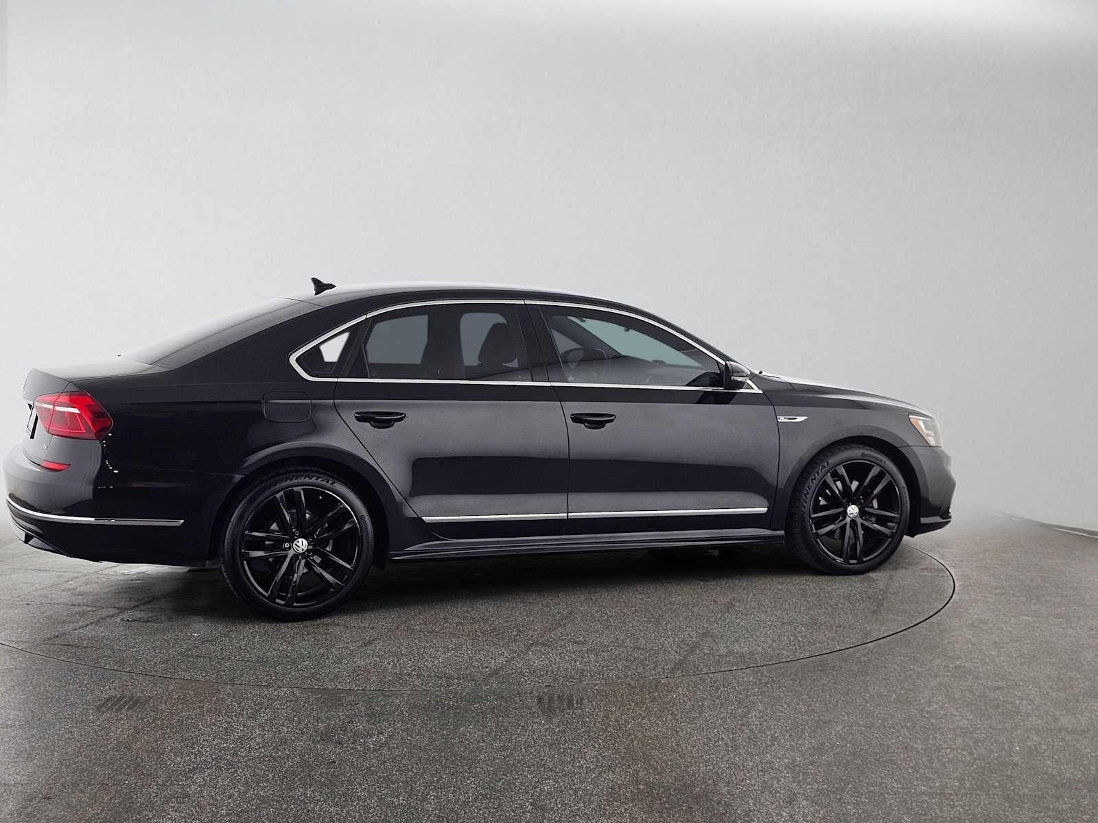 2017 Volkswagen Passat R-Line w/Comfort Pkg