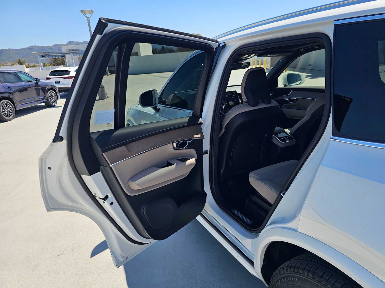 2025 Volvo XC90 Core