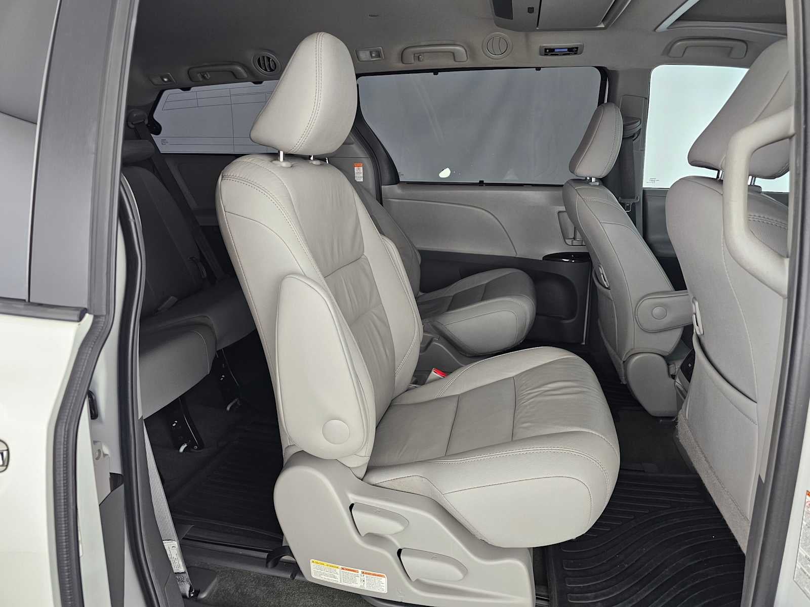 2017 Toyota Sienna XLE Auto Access Seat