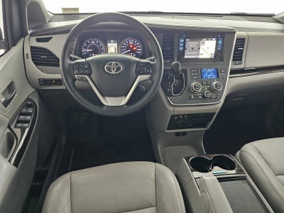 2017 Toyota Sienna XLE Auto Access Seat