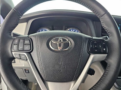 2017 Toyota Sienna XLE Auto Access Seat