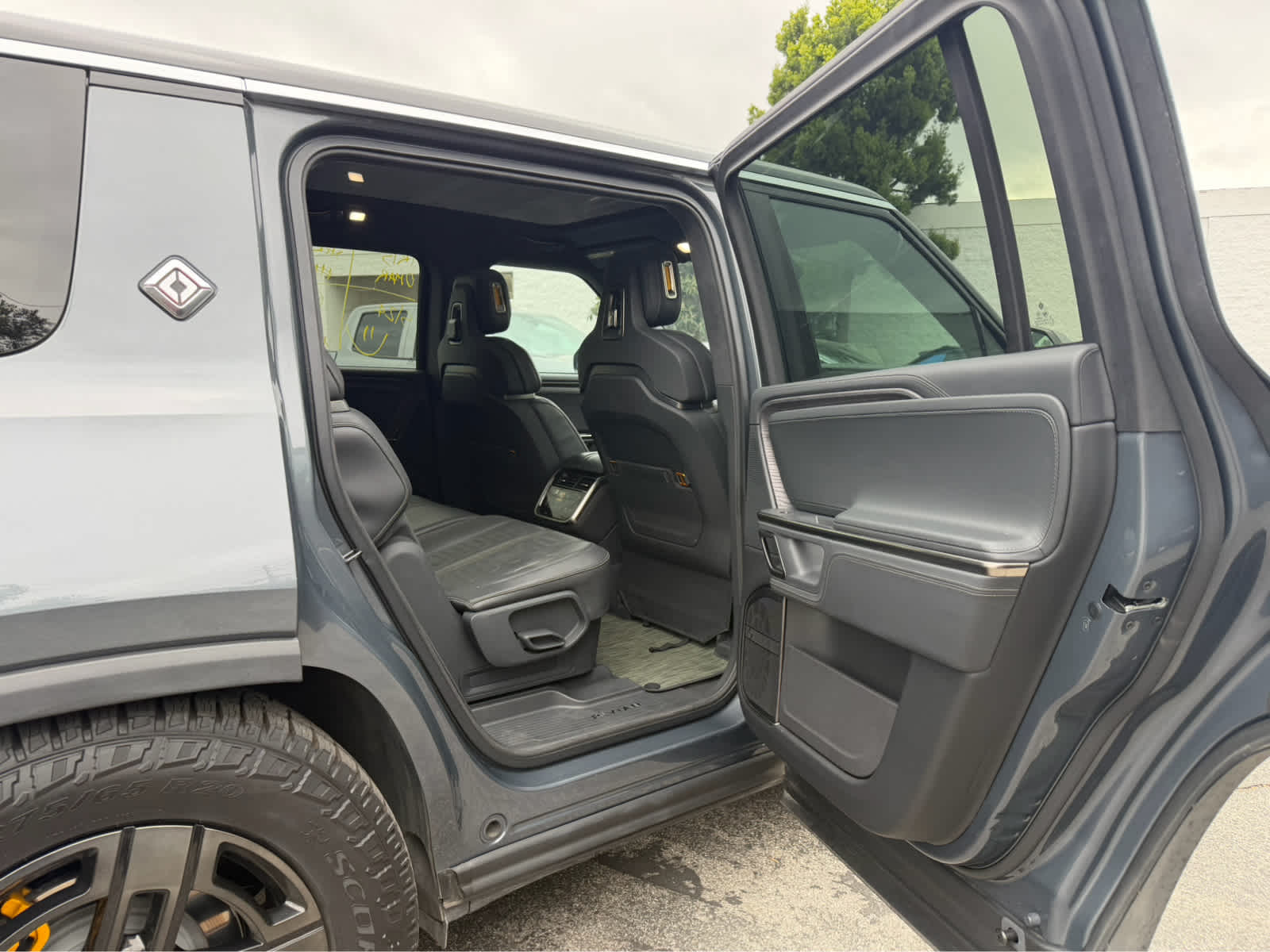 2023 RIVIAN R1S Adventure