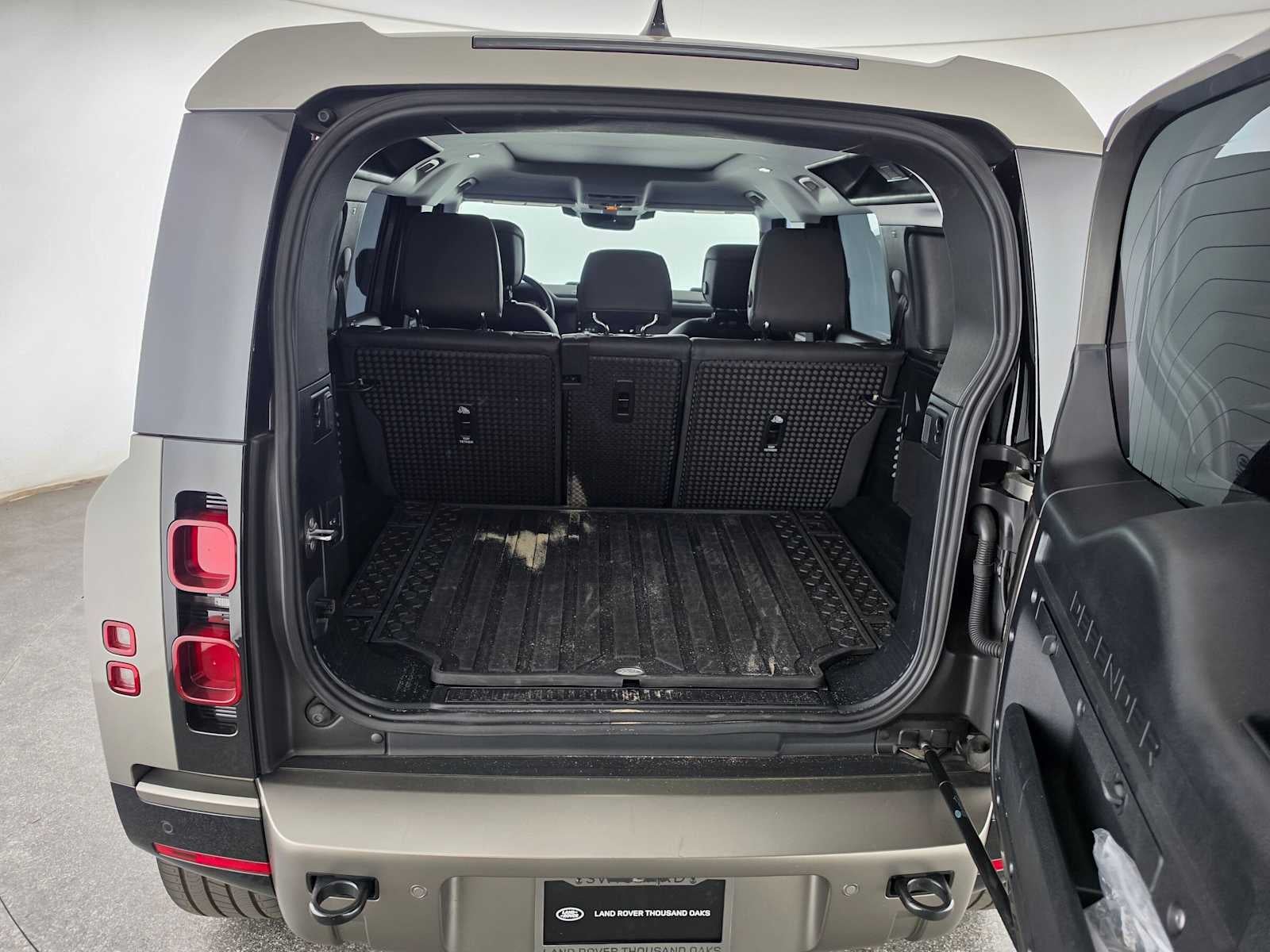 2025 Land Rover Defender X-Dynamic SE