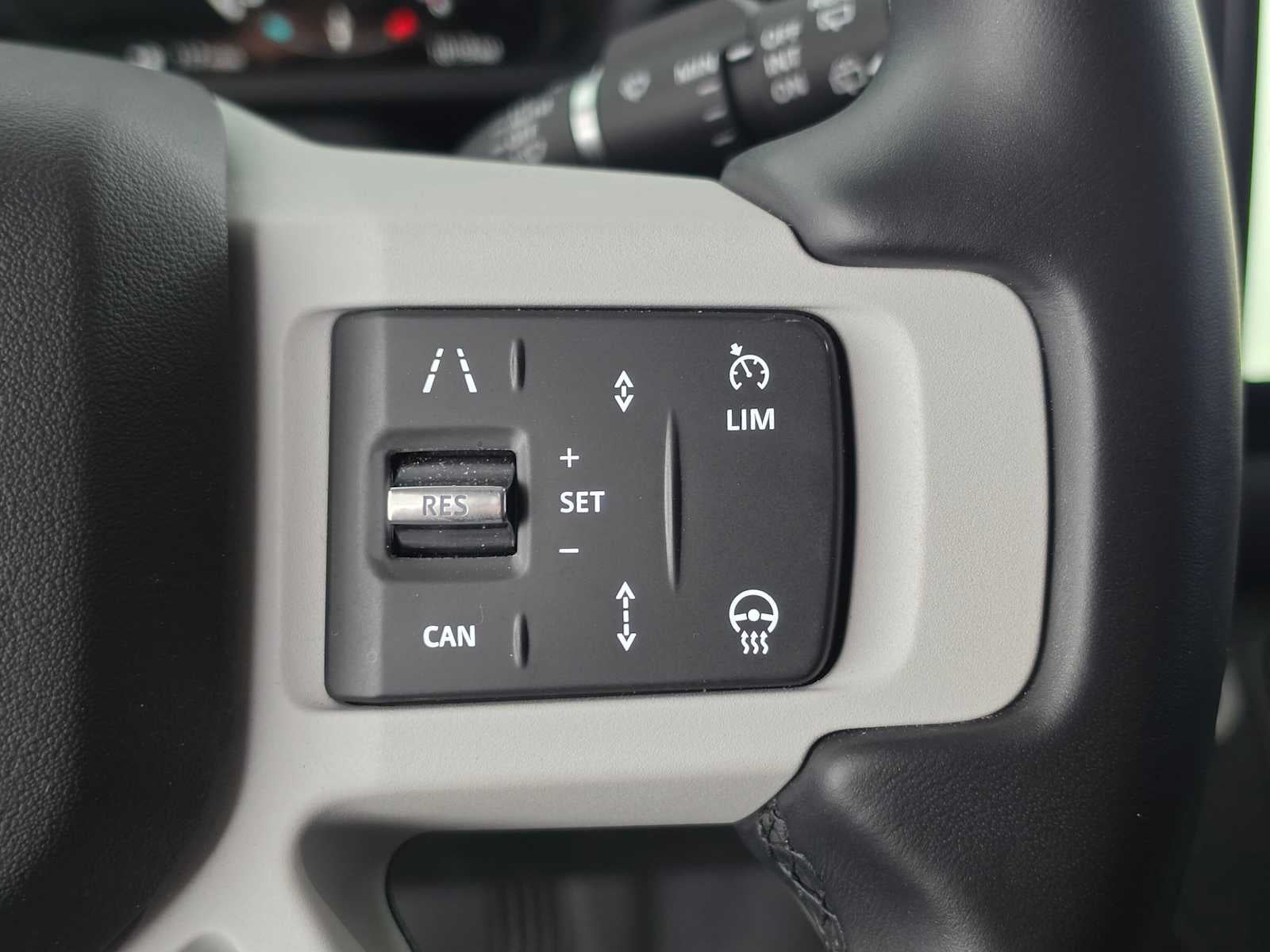 2025 Land Rover Defender X-Dynamic SE