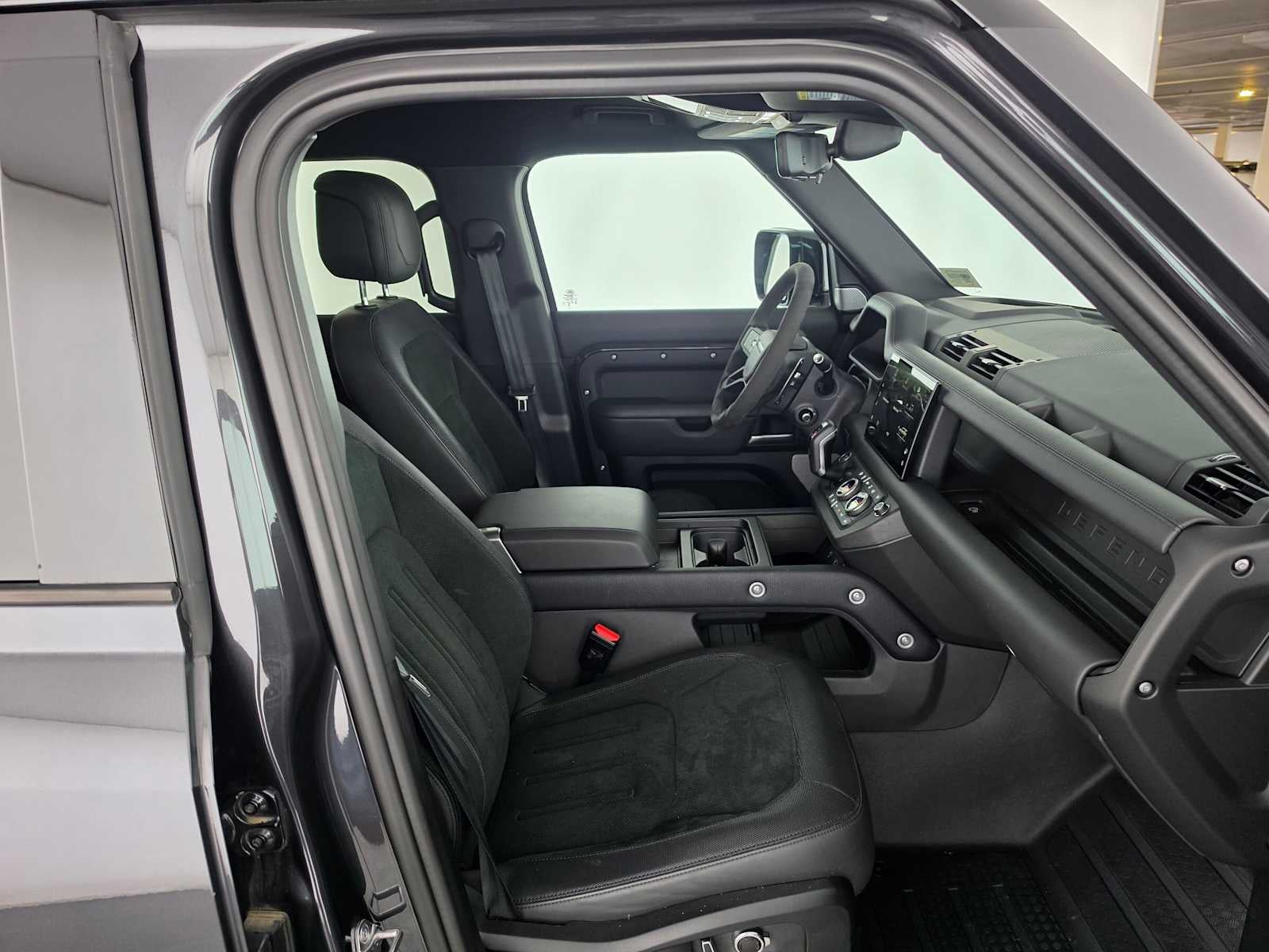 2024 Land Rover Defender V8