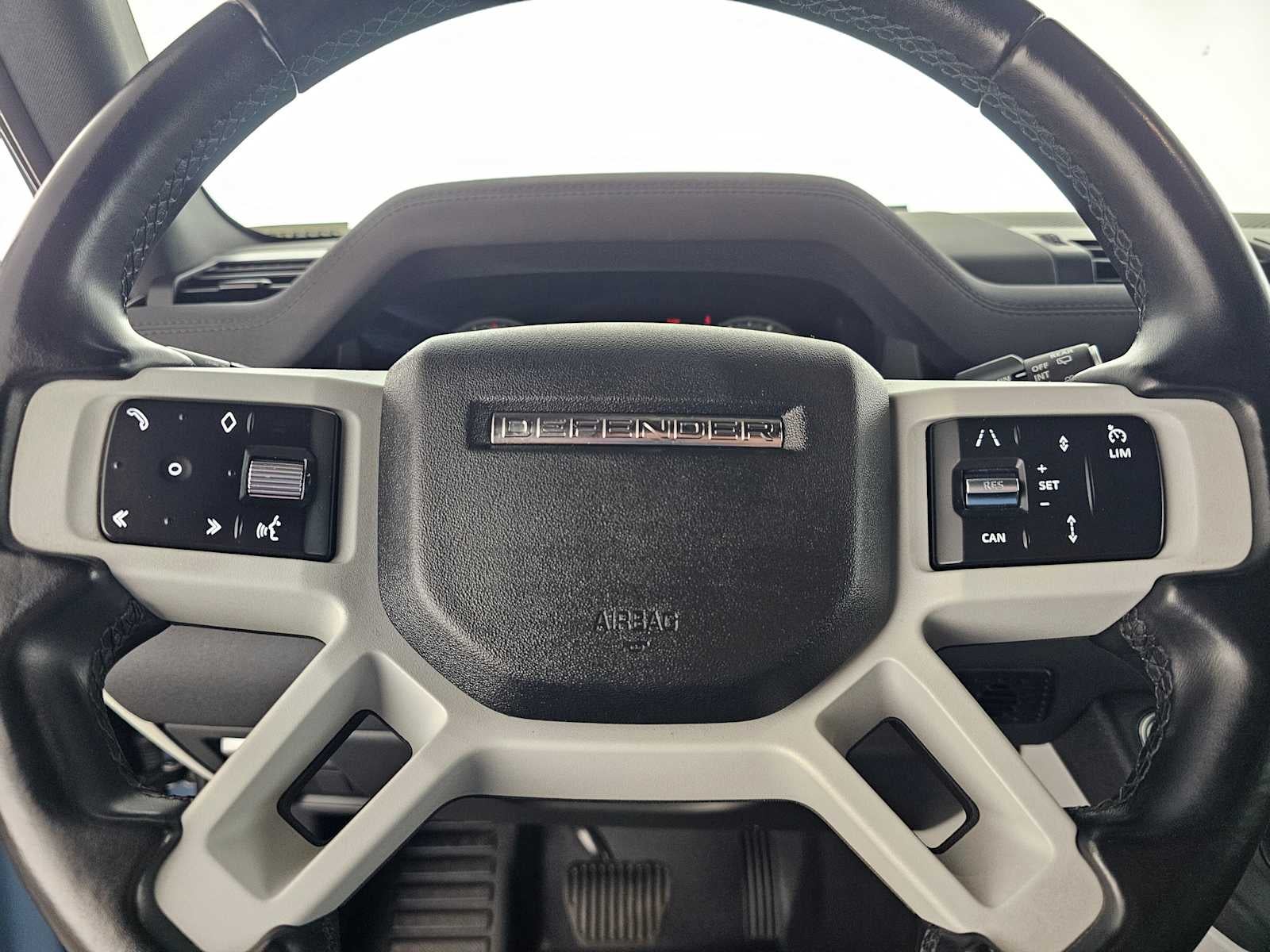2023 Land Rover Defender SE