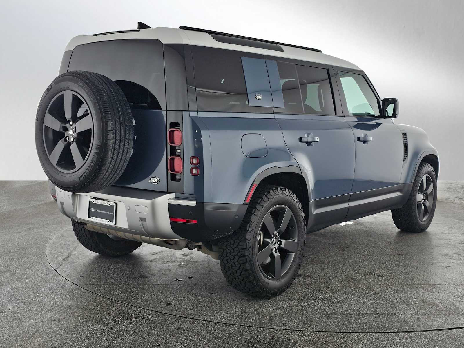 2023 Land Rover Defender SE