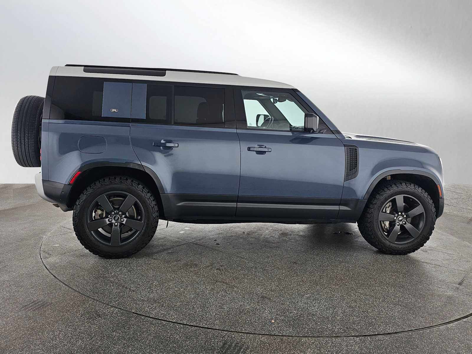 2023 Land Rover Defender SE