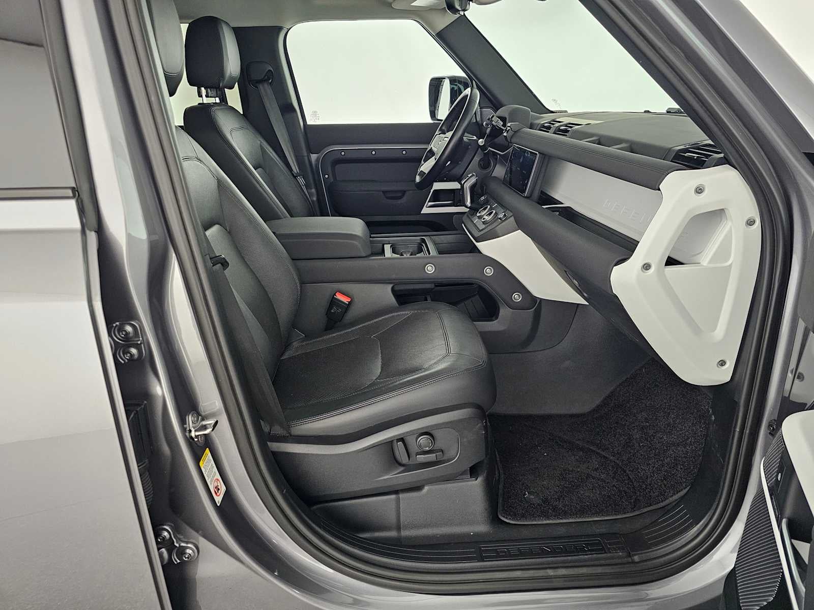 2023 Land Rover Defender SE