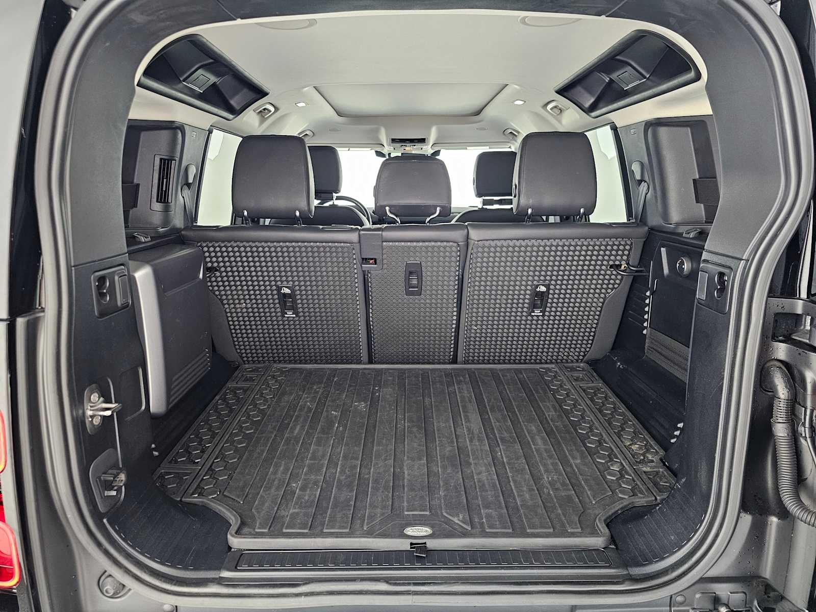 2023 Land Rover Defender SE