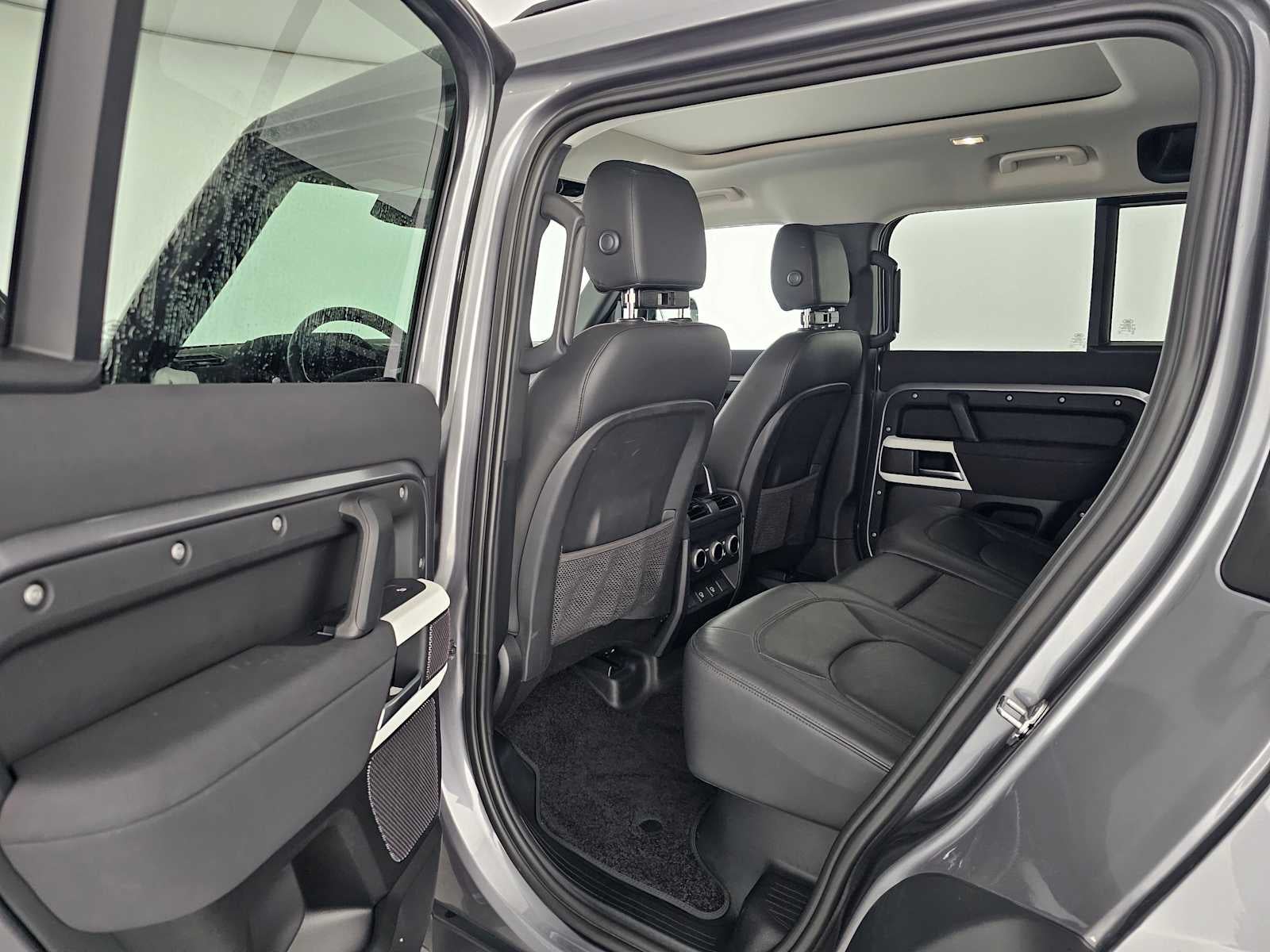 2023 Land Rover Defender SE