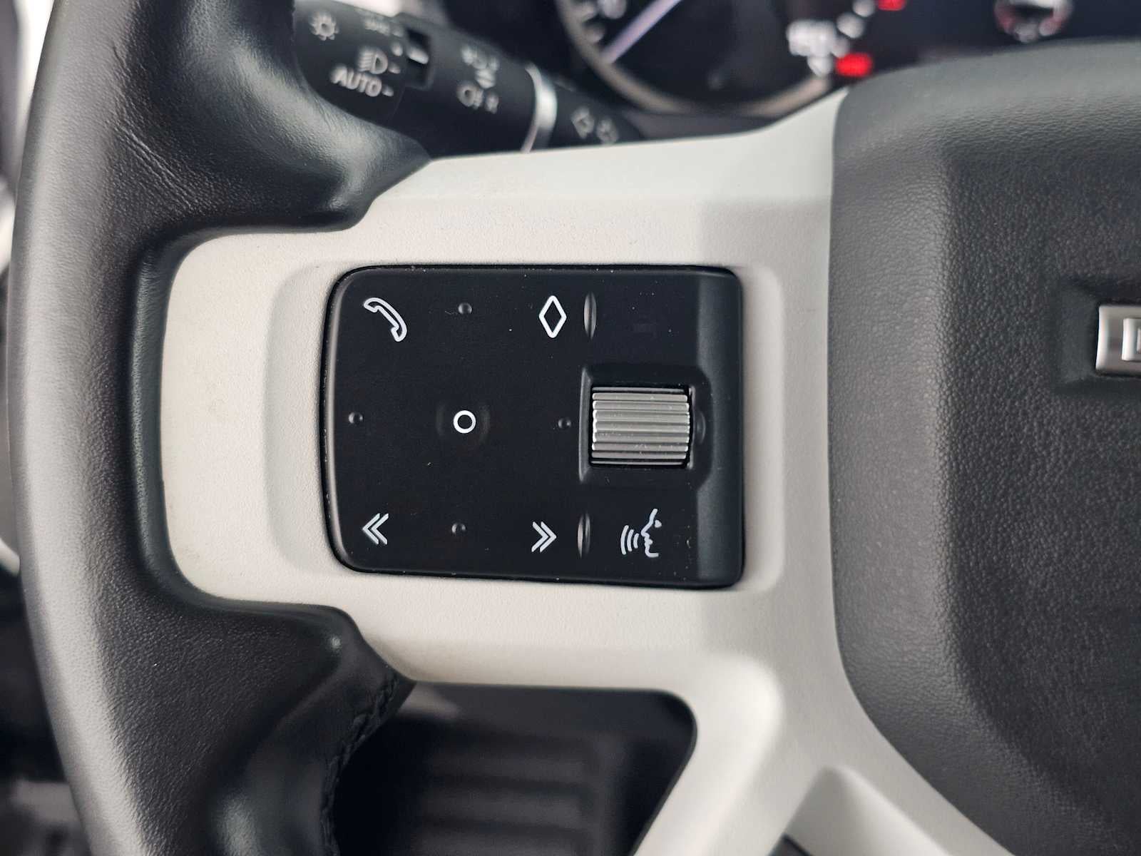 2023 Land Rover Defender SE