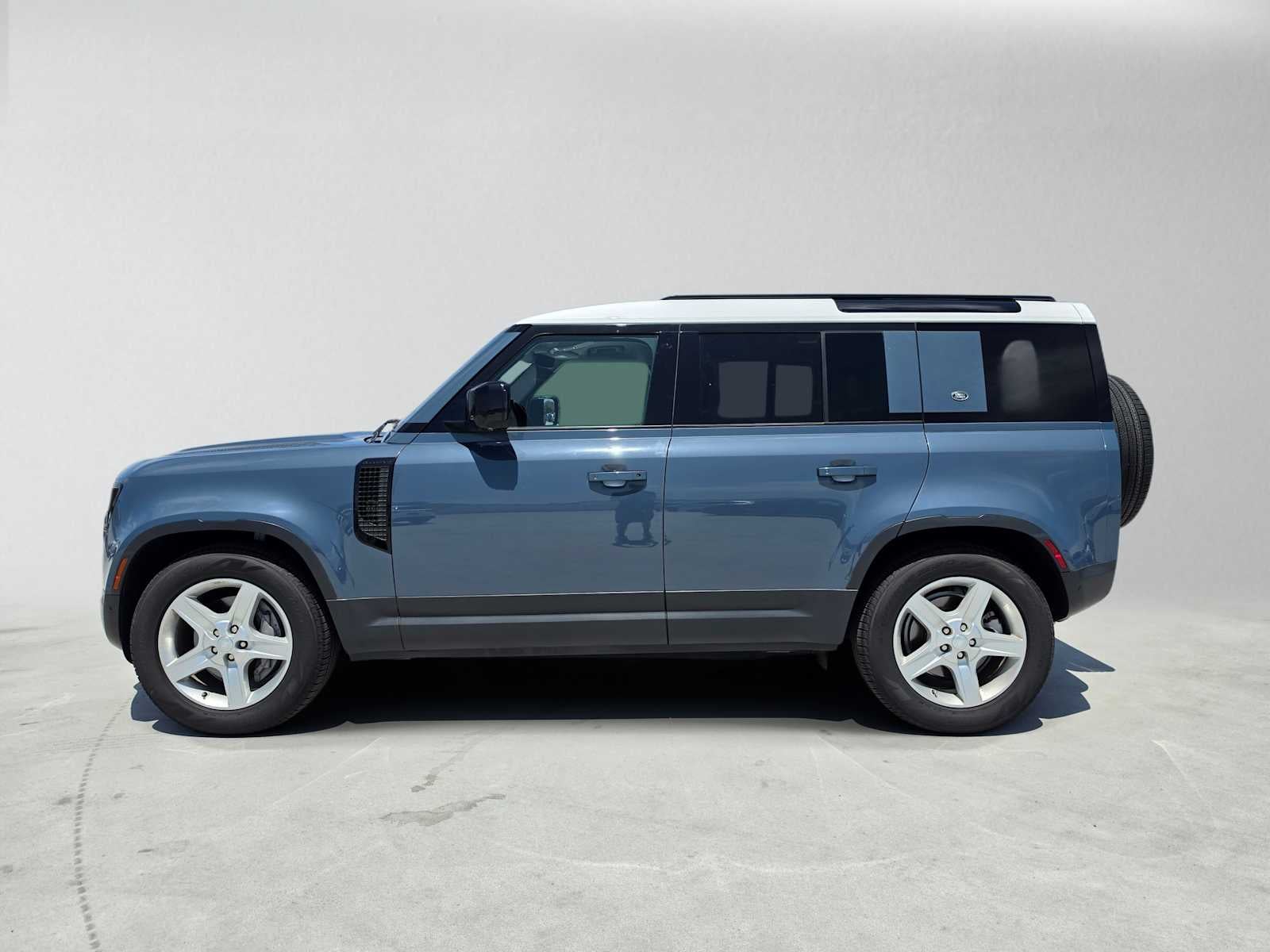 2022 Land Rover Defender SE