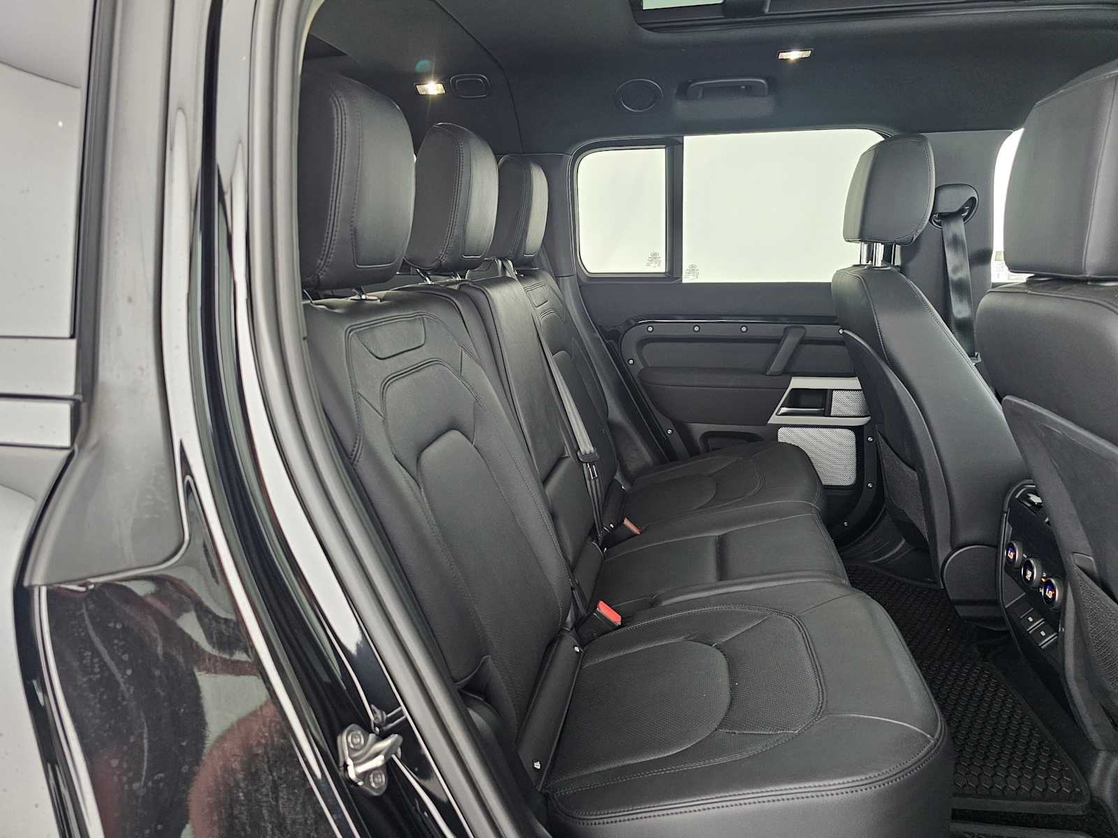 2023 Land Rover Defender SE