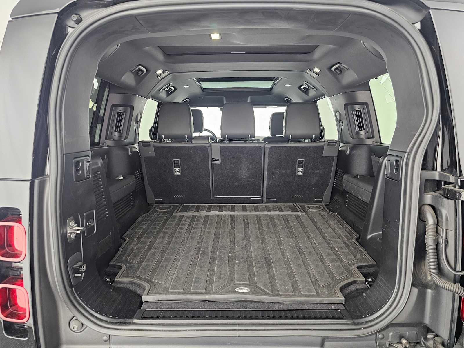 2023 Land Rover Defender SE