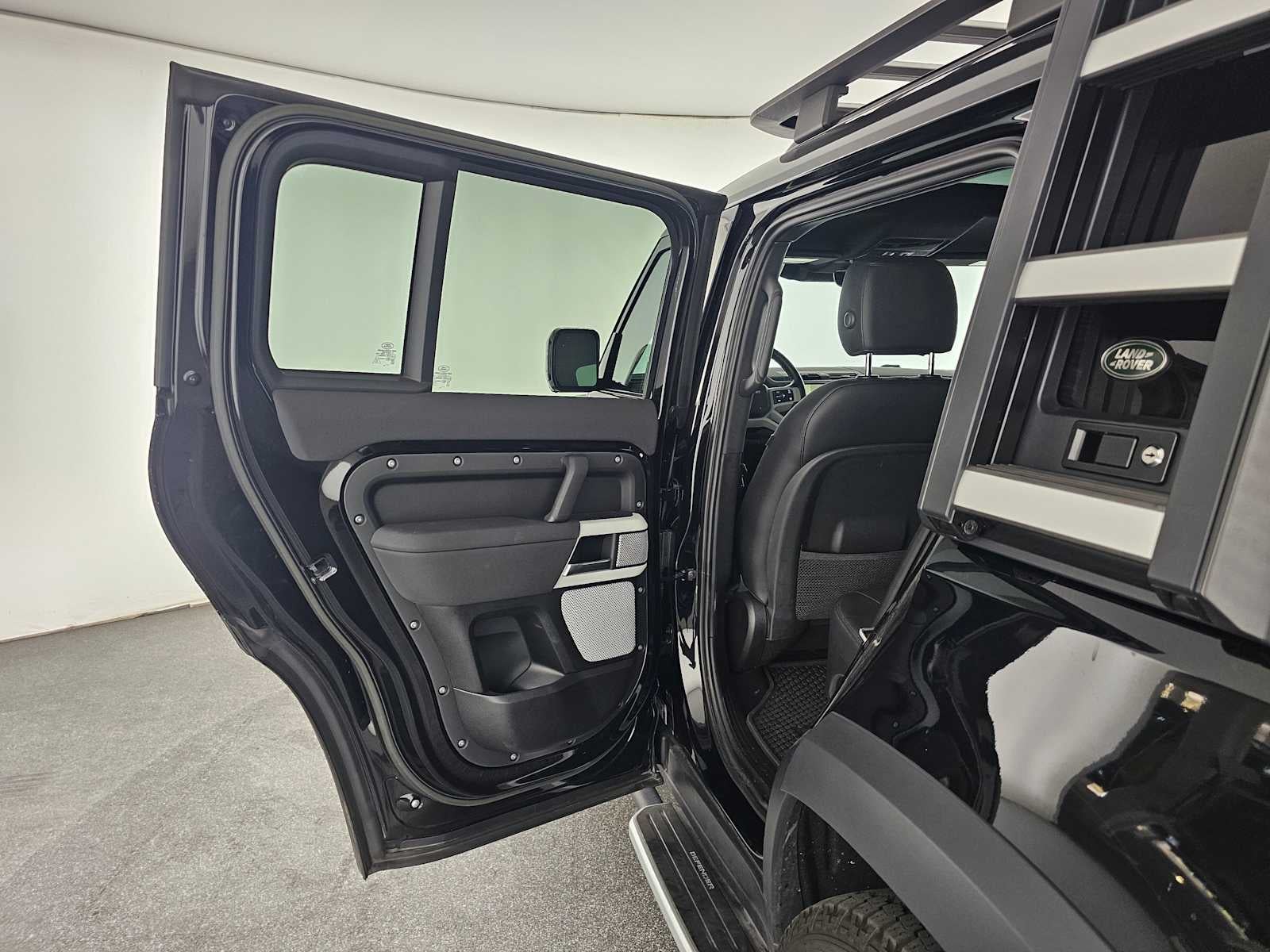 2023 Land Rover Defender SE