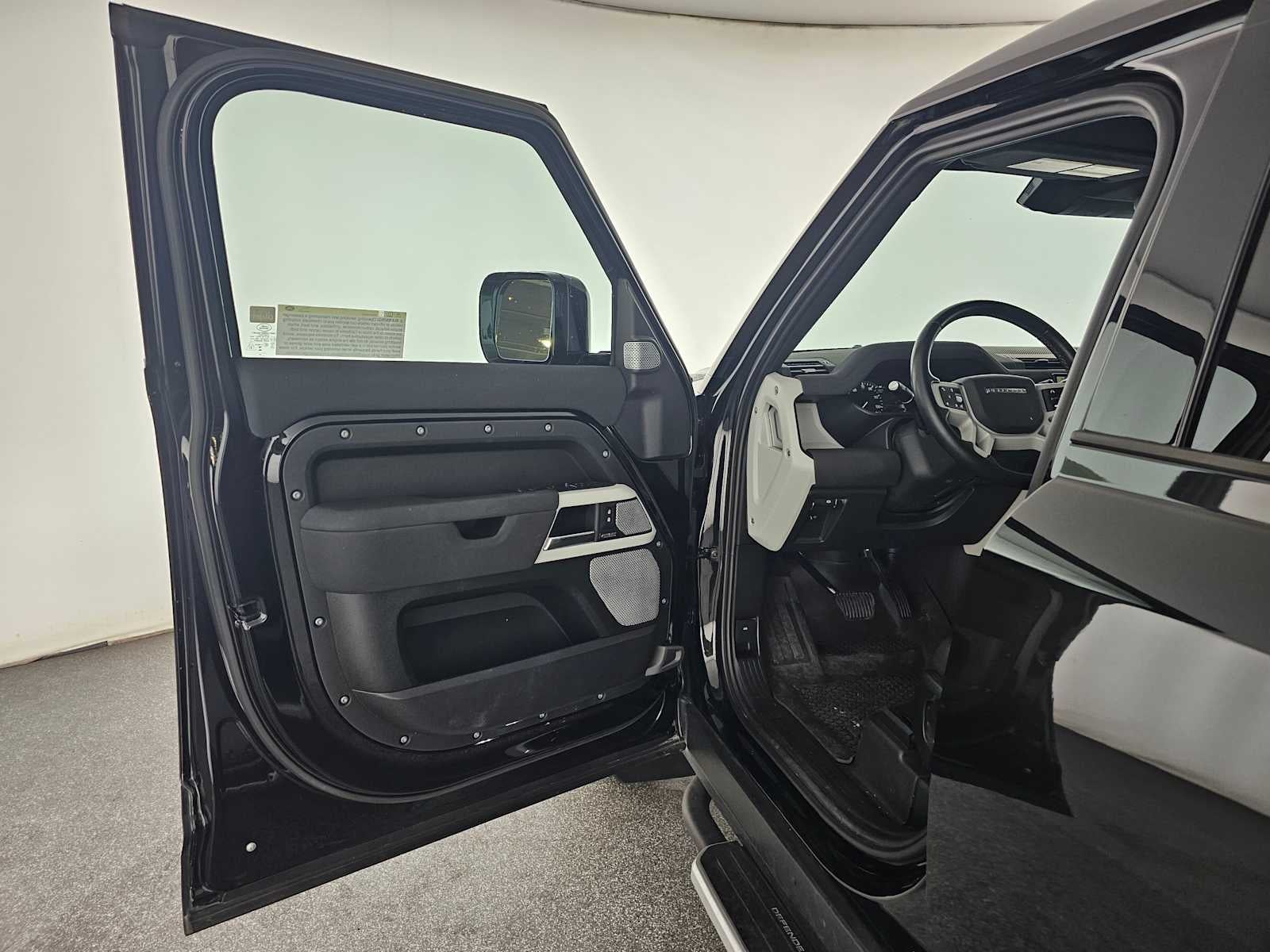 2023 Land Rover Defender SE