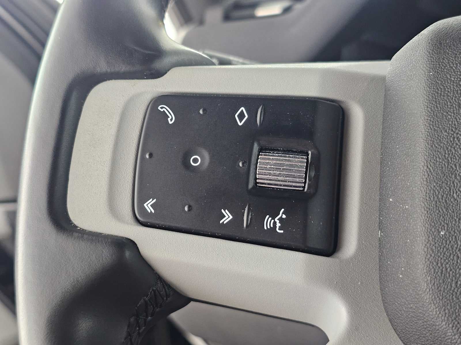 2023 Land Rover Defender SE