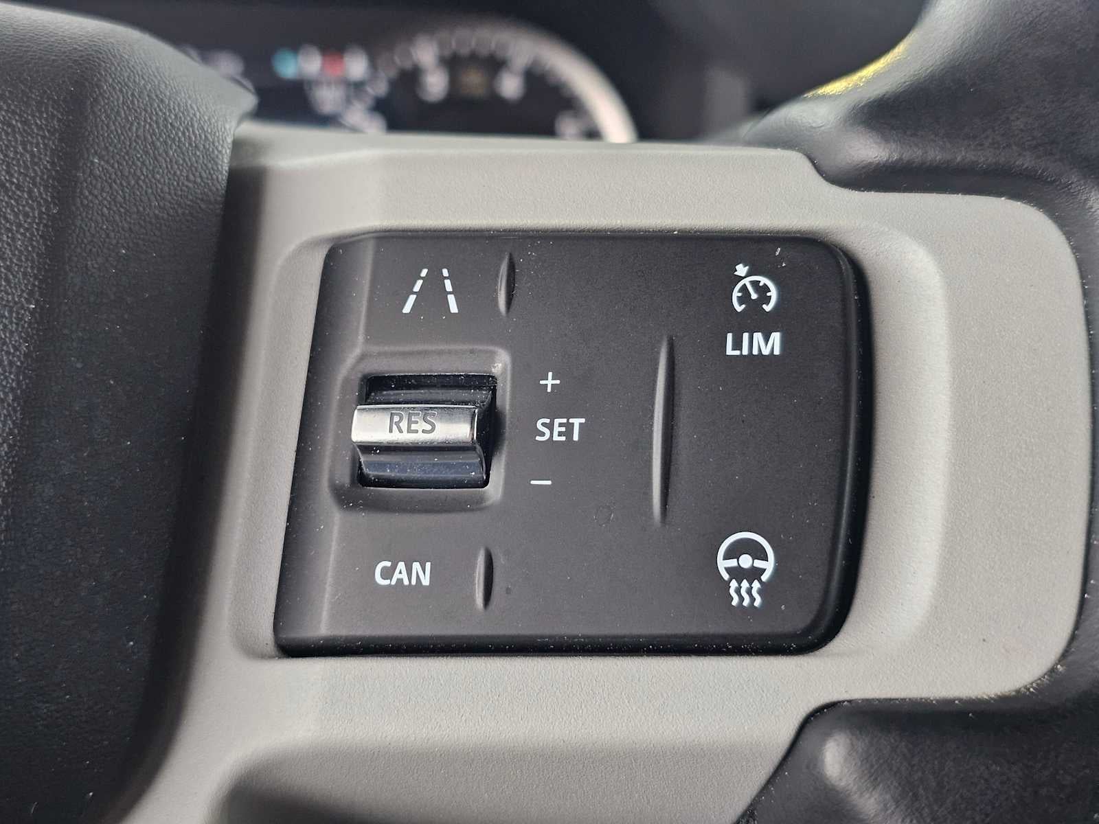 2023 Land Rover Defender SE