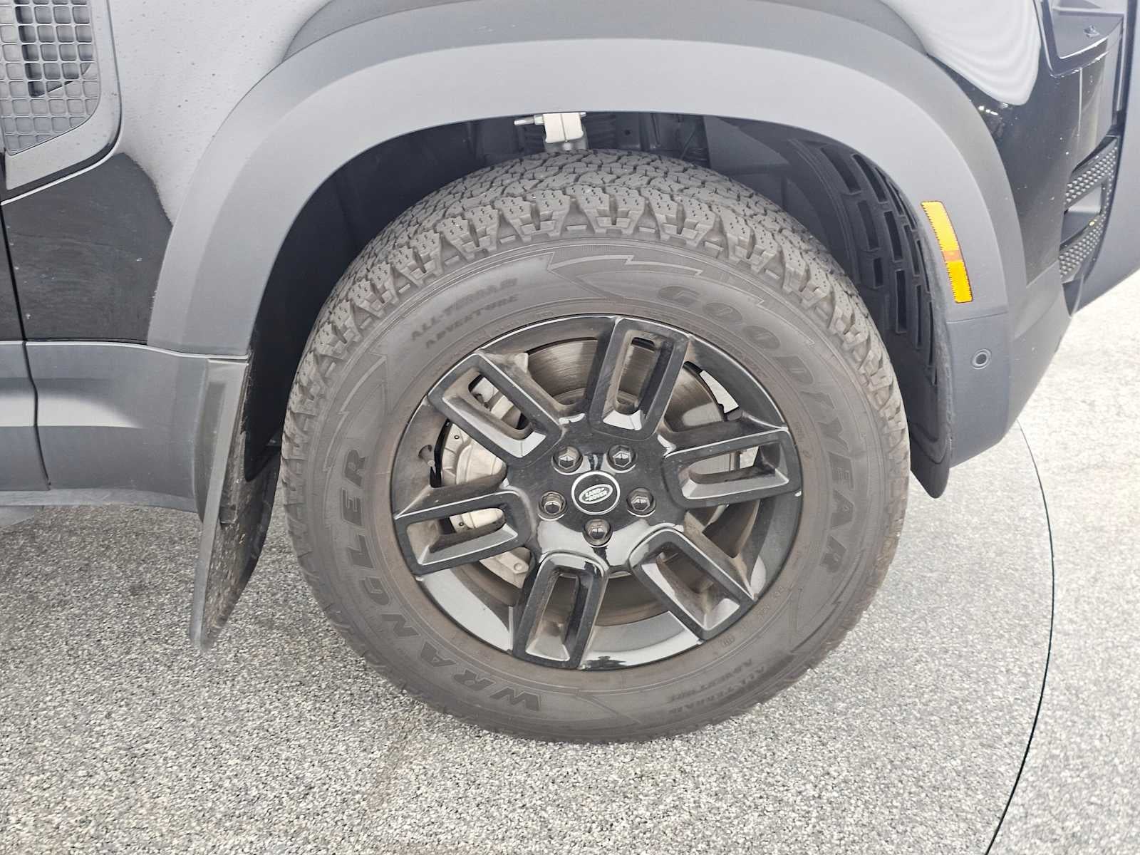 2023 Land Rover Defender SE