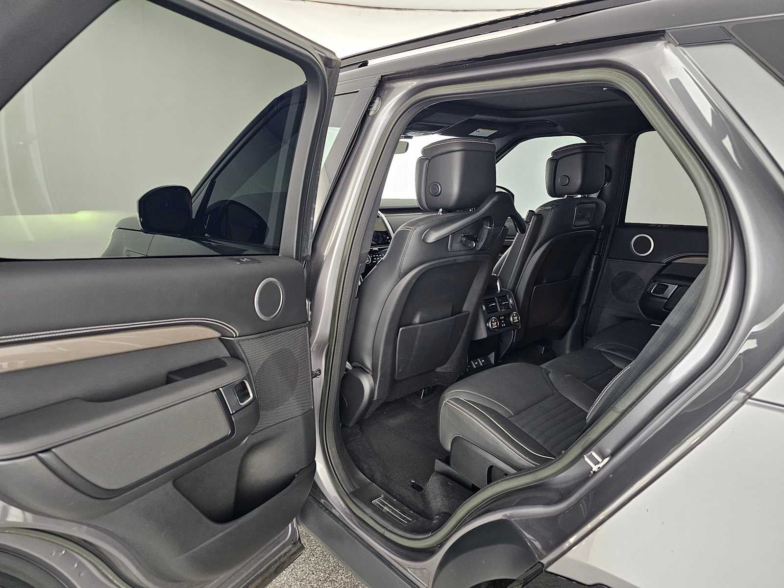 2023 Land Rover Discovery Metropolitan Edition