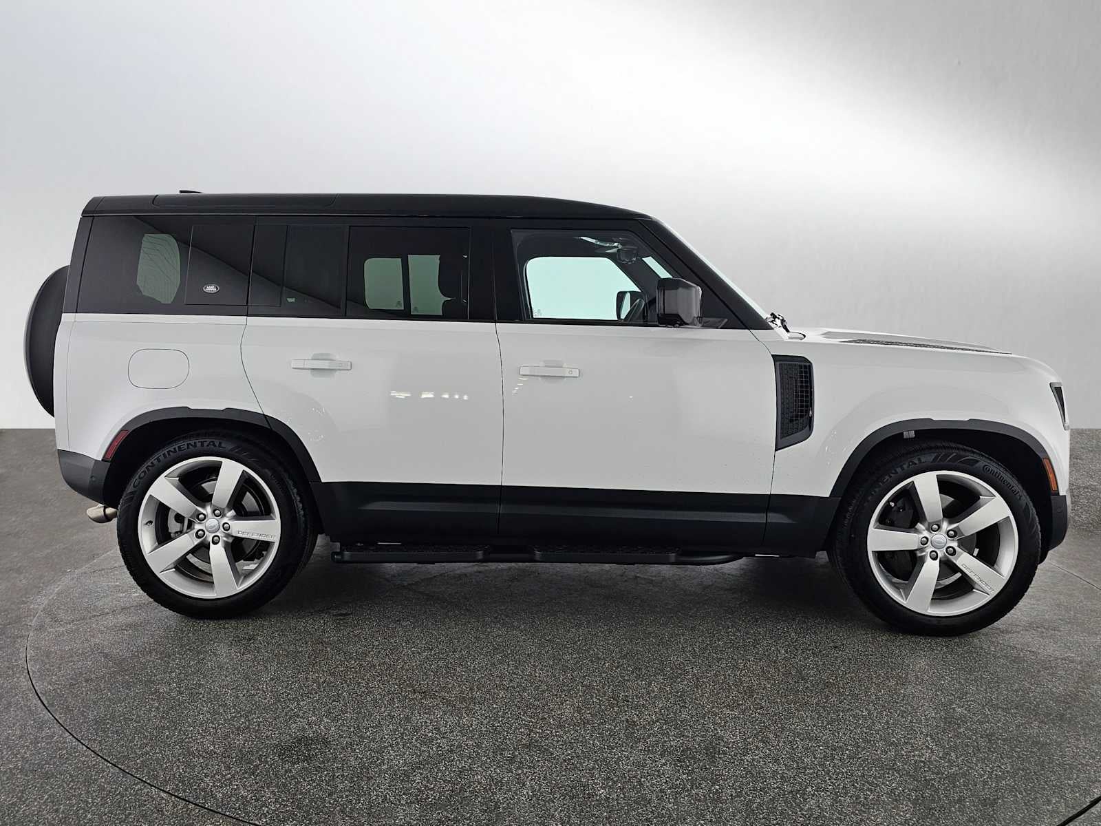 2024 Land Rover Defender SE