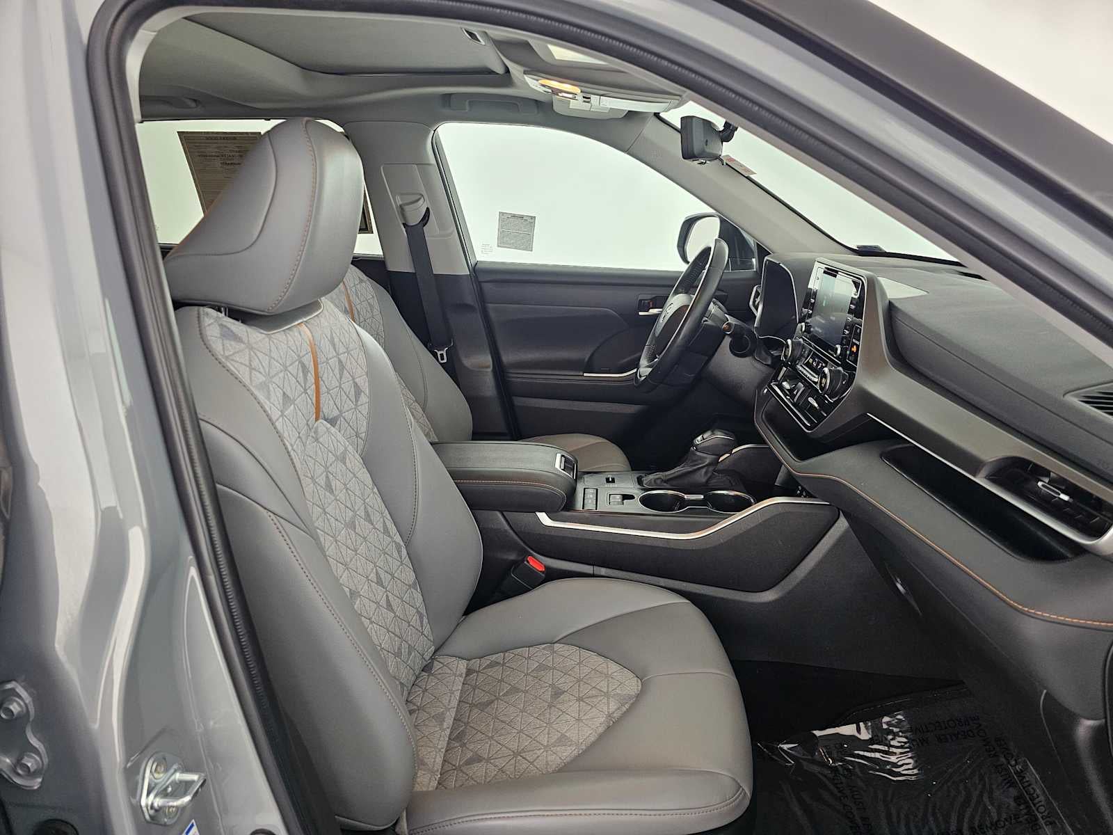 2022 Toyota Highlander Hybrid Bronze Edition