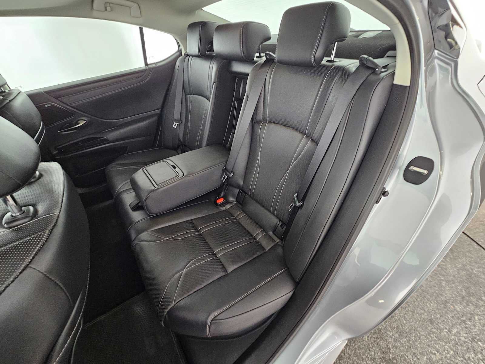 2023 Lexus ES 300h Luxury