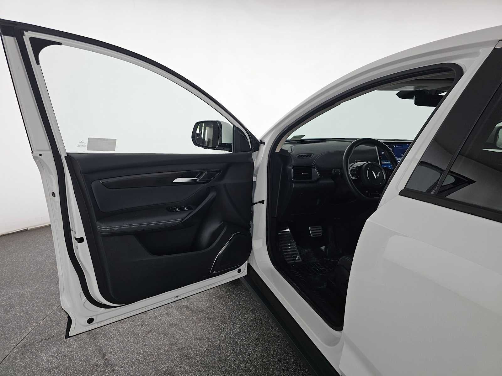 2023 VinFast VF 8 Eco