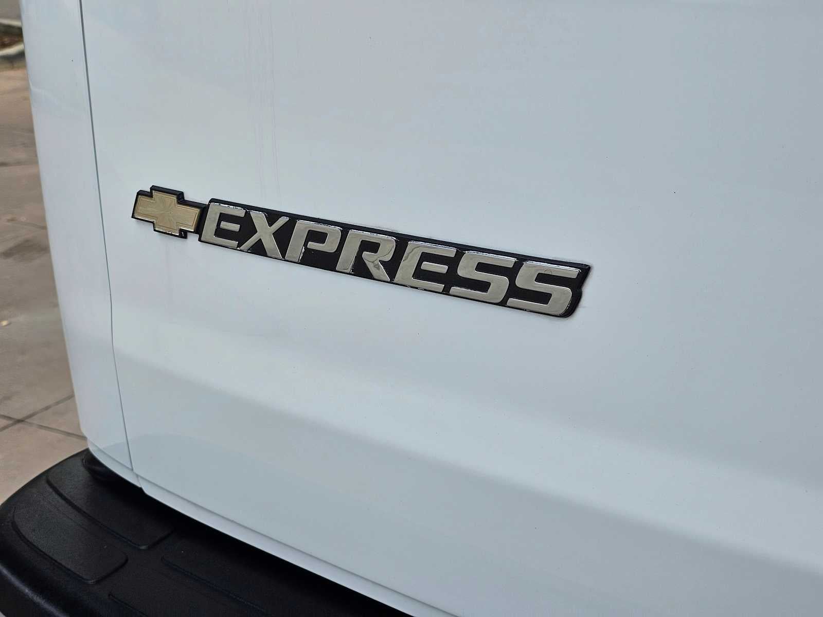 2022 Chevrolet Express Passenger LT