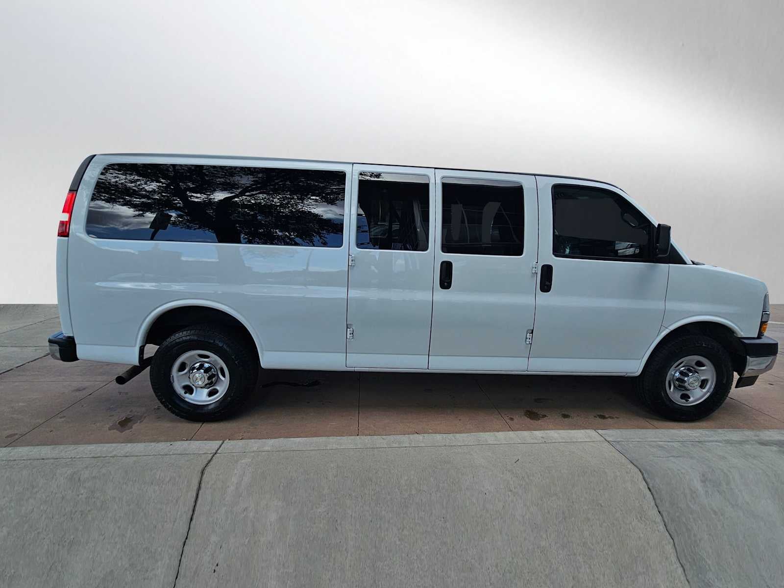 2022 Chevrolet Express Passenger LT